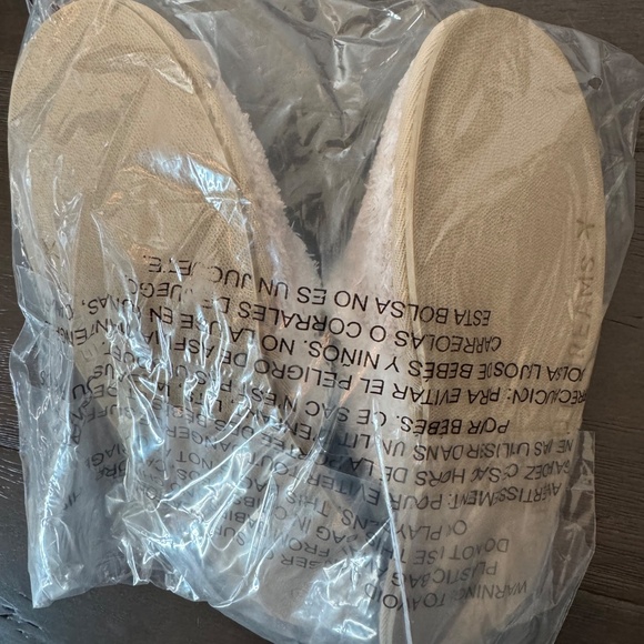 Barefoot Dreams slippers - Picture 3 of 3